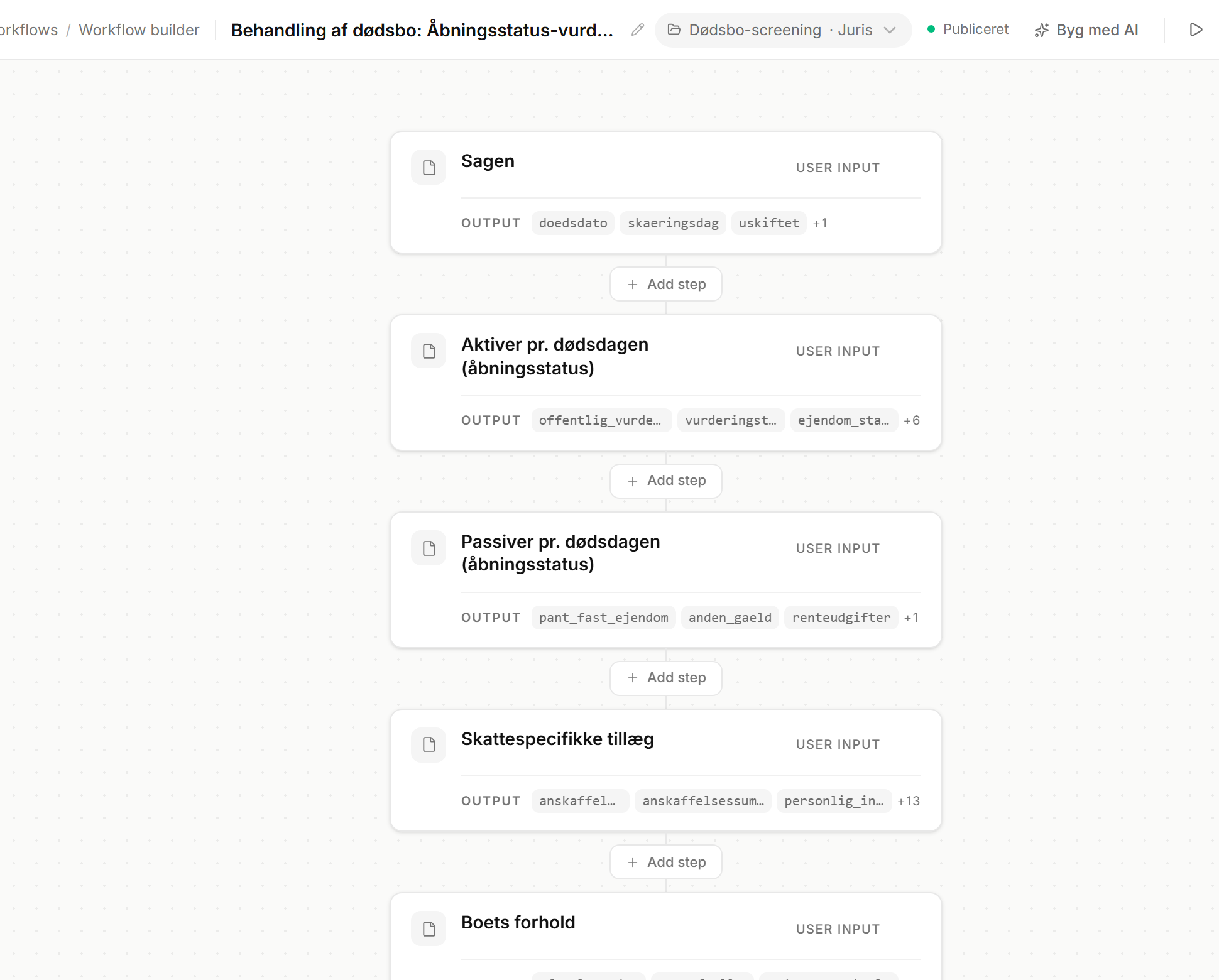 Workflow builder i Juris: forløbets trin som en kæde med input, output og felter, og Tilføj step imellem
